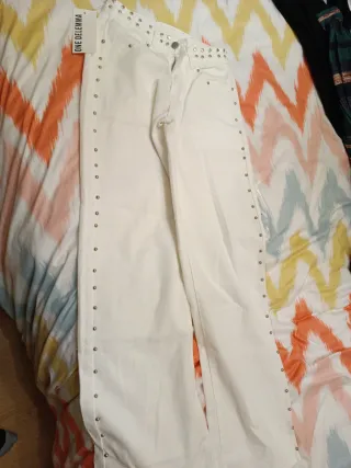 Pantalones vaqueros blancos con tachuelas