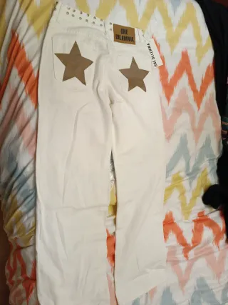 Pantalones vaqueros blancos con tachuelas