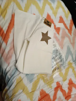 Pantalones vaqueros blancos con tachuelas