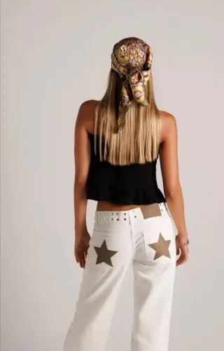 Pantalones vaqueros blancos con tachuelas