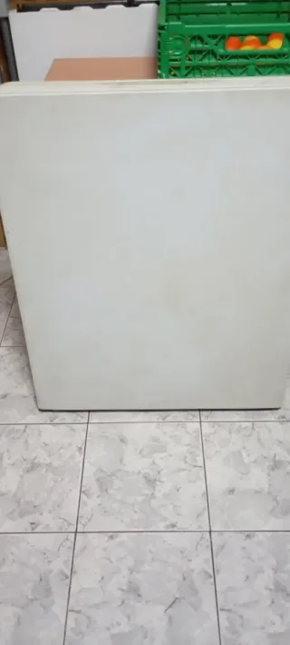 Tavolo pieghevole in plastica bianco