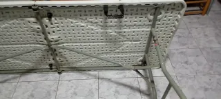 Tavolo pieghevole in plastica bianco