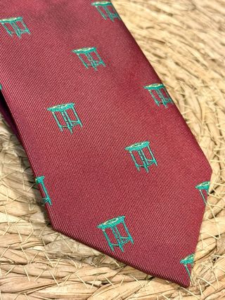 Corbata Burdeos con estampado de mesas
