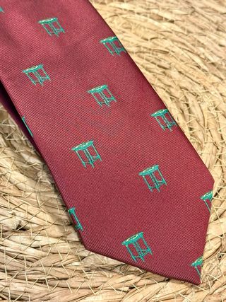 Corbata Burdeos con estampado de mesas