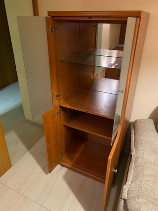 Armario de madera y cristal