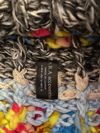 Gorro Zara con pompón multicolor