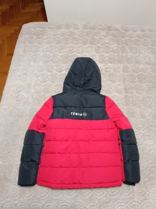 Abrigo infantil rojo y negro