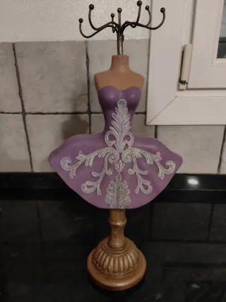 Colgador de collares bailarina dorado y morado