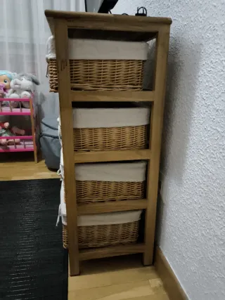 Mueble auxiliar con cestas de mimbre