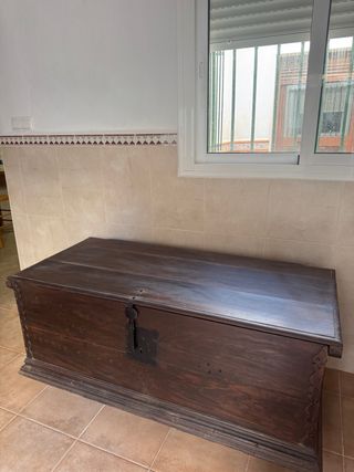 Arcón antiguo de madera oscuro