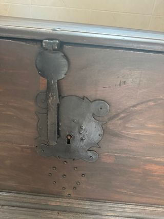 Arcón antiguo de madera oscuro