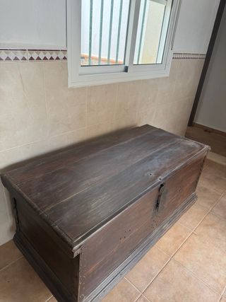 Arcón antiguo de madera oscuro