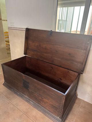 Arcón antiguo de madera oscuro