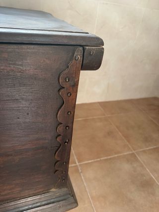 Arcón antiguo de madera oscuro