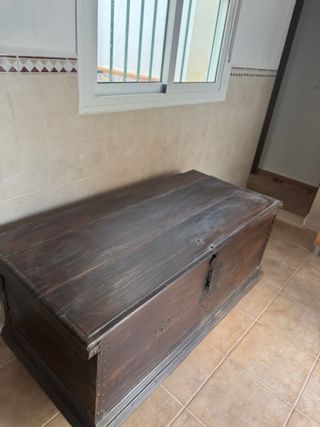 Arcón antiguo de madera oscuro