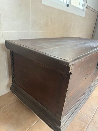 Arcón antiguo de madera oscuro