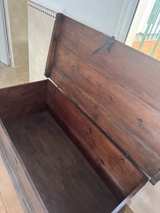 Arcón antiguo de madera oscuro