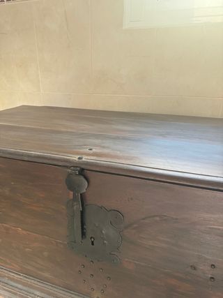 Arcón antiguo de madera oscuro