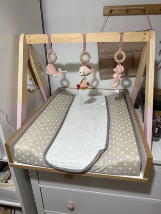 Gimnasio de madera para bebé con juguetes