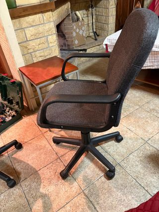 Sillas de escritorio tapizadas en tela gris