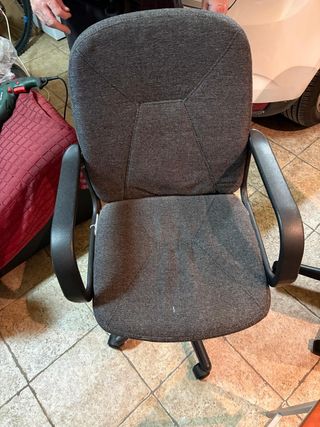 Sillas de escritorio tapizadas en tela gris