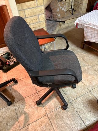 Sillas de escritorio tapizadas en tela gris