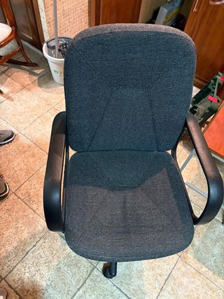 Sillas de escritorio tapizadas en tela gris