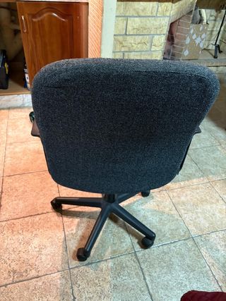 Sillas de escritorio tapizadas en tela gris