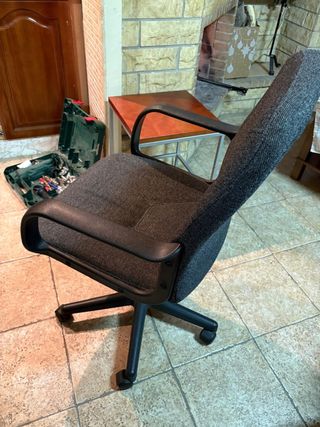 Sillas de escritorio tapizadas en tela gris