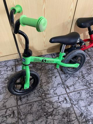 Bicicleta sin pedales Btwin roja y otra verde