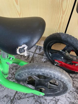 Bicicleta sin pedales Btwin roja y otra verde