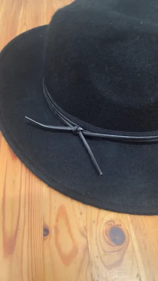 Sombrero negro de ala ancha. Precioso