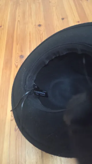 Sombrero negro de ala ancha. Precioso