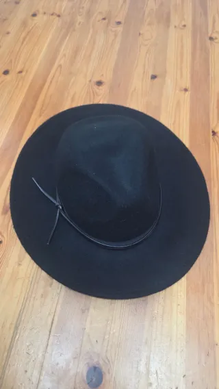 Sombrero negro de ala ancha. Precioso