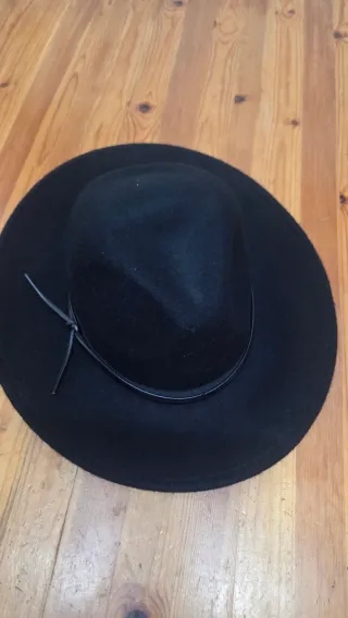 Sombrero negro de ala ancha. Precioso