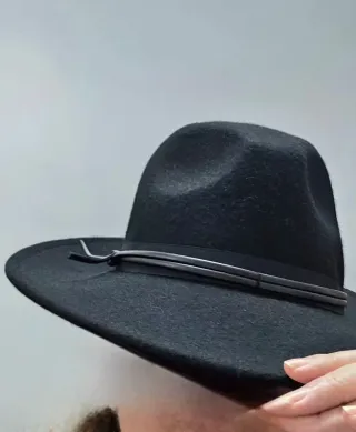 Sombrero negro de ala ancha. Precioso