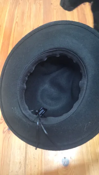 Sombrero negro de ala ancha. Precioso