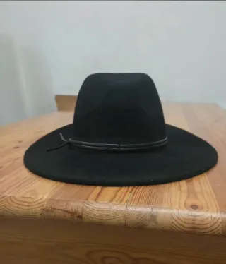 Sombrero negro de ala ancha. Precioso