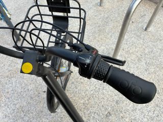 Bicicletas de paseo azul y negra