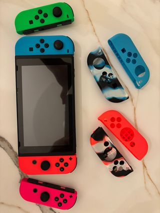 Nintendo Switch (4 Joy-Con) y mando PRO
