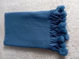 Bufanda azul con pompones de pelo