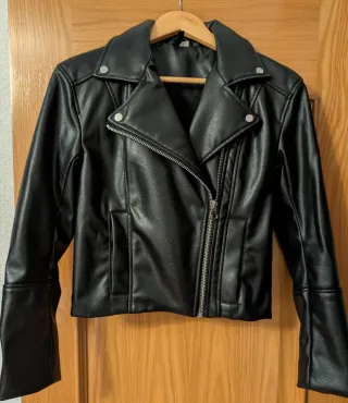 Cazadora efecto piel H&M negra