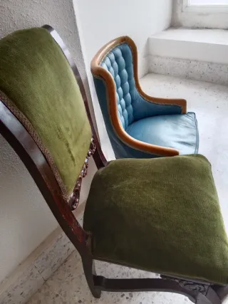 Juego de 2 sillas antiguas de madera y terciopelo