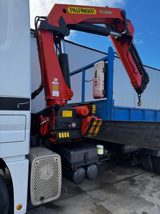 Mercedes Actros 6x2 con Grúa Palfinger 24500