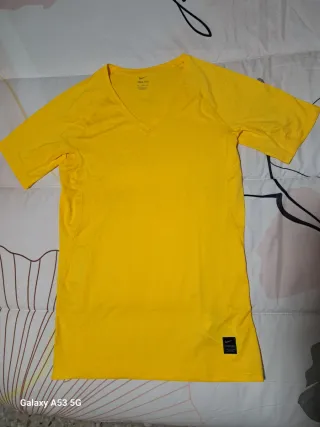 Camiseta Nike Pro Térmica Amarilla