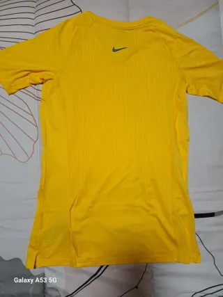 Camiseta Nike Pro Térmica Amarilla