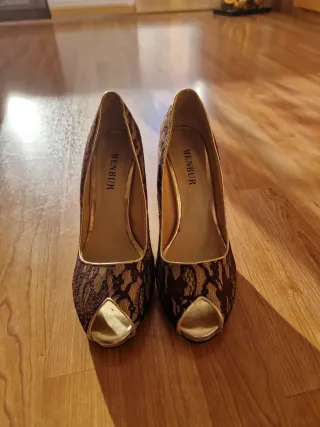 Zapatos de tacón Menbur dorados y marrones