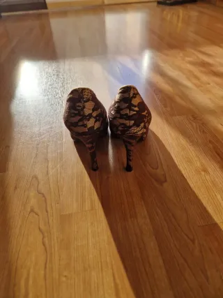 Zapatos de tacón Menbur dorados y marrones