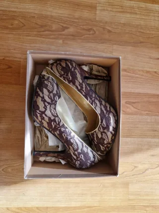 Zapatos de tacón Menbur dorados y marrones