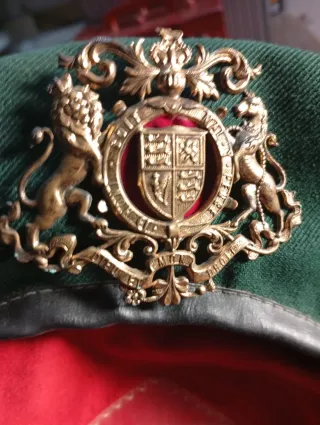 Gorra militar con insignia dorada